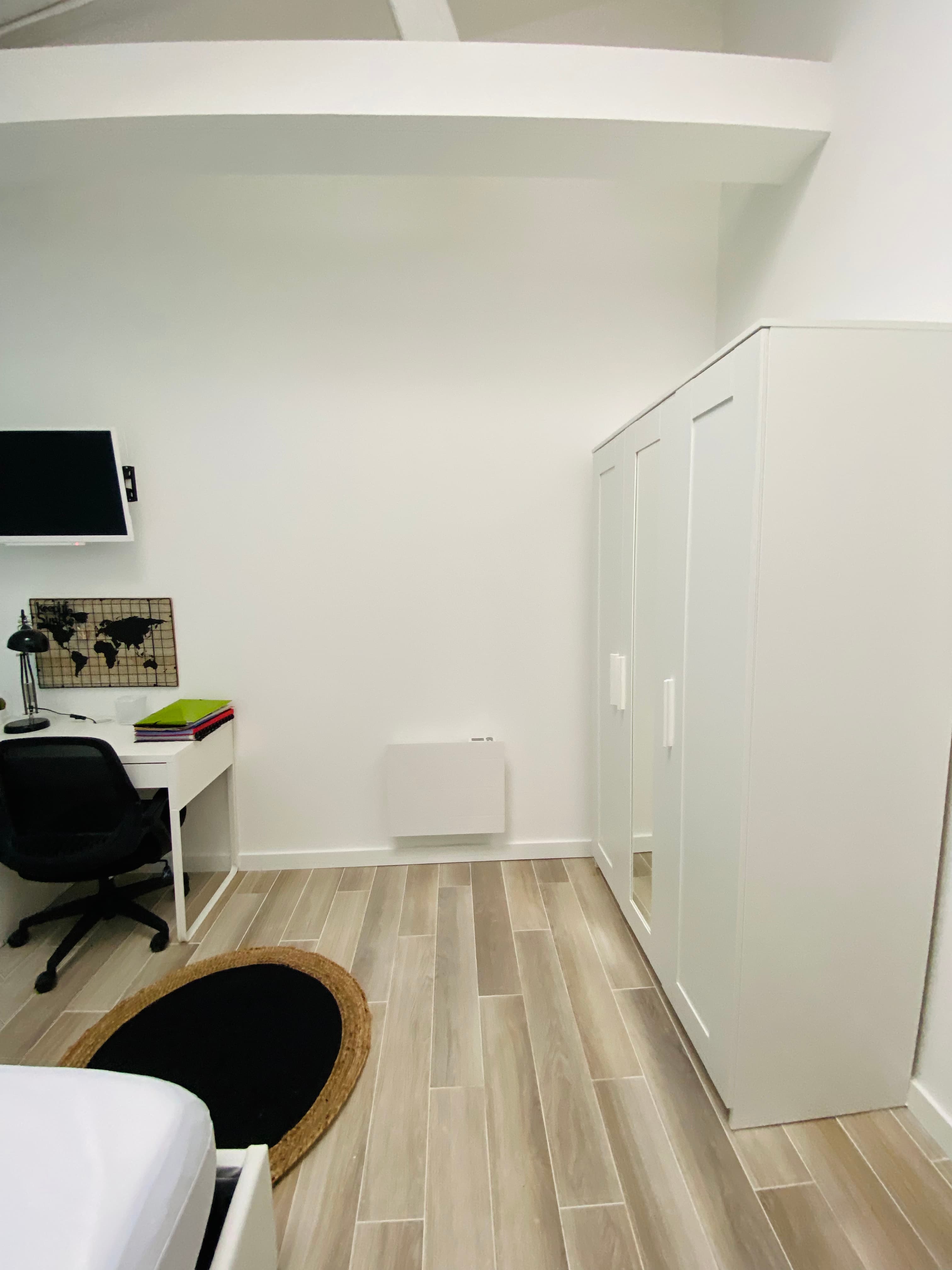 Belle chambre meublée dans une grande colocation – Centre-ville